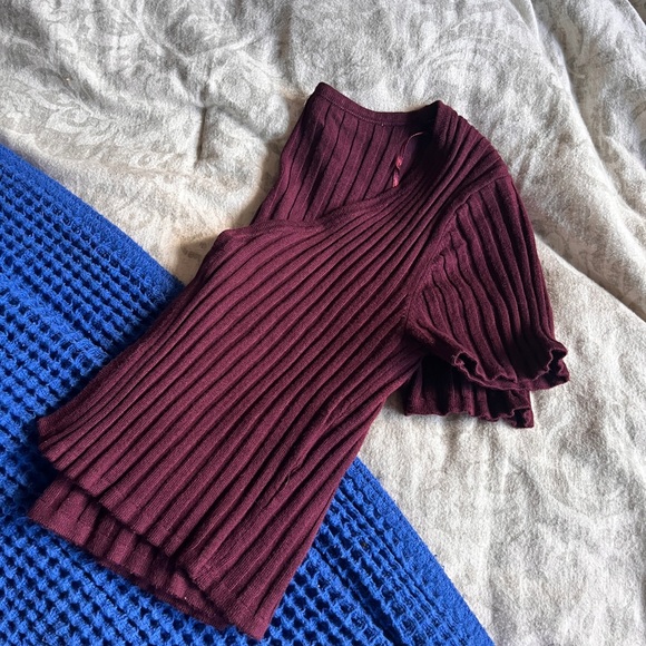 Burgundy front closure top - Picture 3 of 3